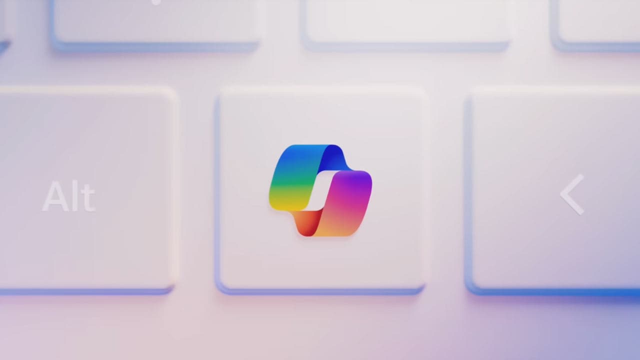 Microsoft Copilot logosu, beyaz klavye tuşu üzerinde — Windows 11 uygulamalarından kaldırma haberi